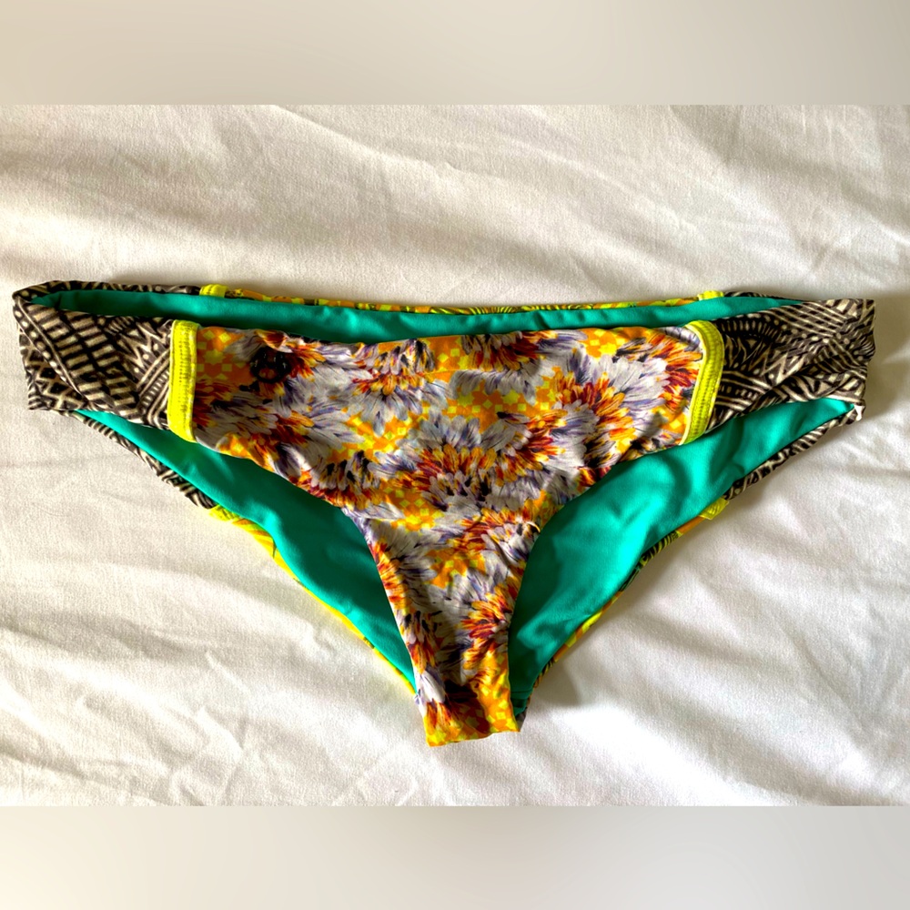 Maaji reversible bikini bottoms. Worn only once. Mixed media print. Size M.